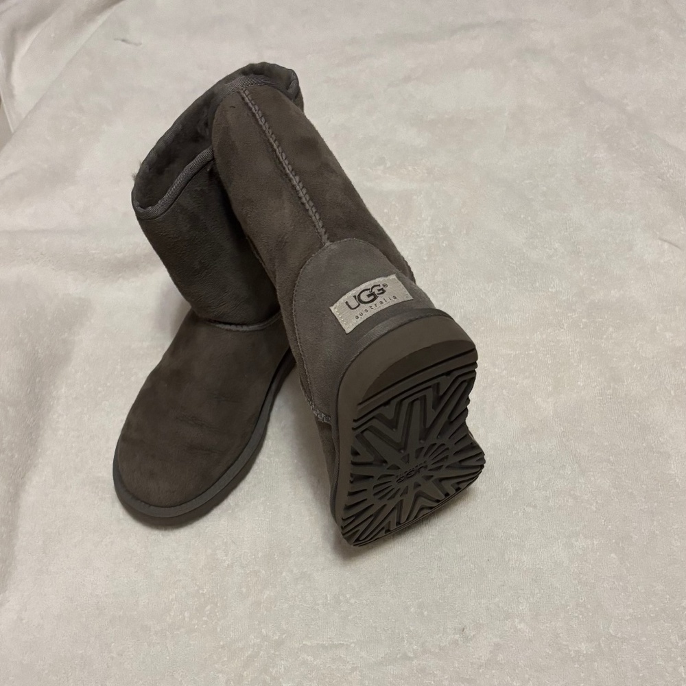UGGS Classic Short Boots  Girls size w6 Gray Slip On